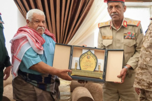 قائد المنطقة العسكرية الثانية يكرّم اللواء الركن عبدالرحيم عتيق بدرع الوفاء