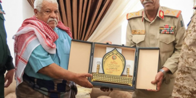 قائد المنطقة العسكرية الثانية يكرّم اللواء الركن عبدالرحيم عتيق بدرع الوفاء