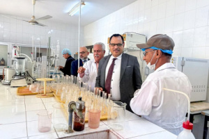 الوزير السقطري يدشن تسليم المختبر المركزي لمراقبة جودة الأسماك أجهزة جديدة