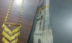 الأجهزة الأمنية بمديرية الشحر  تلقي القبض على شخص قام بسرقة أكثر من  100 ألف ريال سعودي وقطعة مجوهرات باهظة الثمن