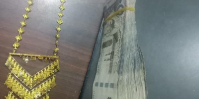 الأجهزة الأمنية بمديرية الشحر  تلقي القبض على شخص قام بسرقة أكثر من  100 ألف ريال سعودي وقطعة مجوهرات باهظة الثمن
