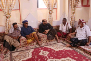 نائب رئيس انتقالي حضرموت يزور أسرتي الشهيدين بارجاش وبن همام