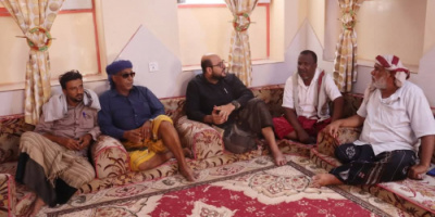 نائب رئيس انتقالي حضرموت يزور أسرتي الشهيدين بارجاش وبن همام