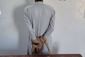 قوات دفاع شبوة تحبط محاولة تهريب 2 كيلو من مادة الحشيش المخدر والشبو كانت في طريقها لمدينة عتق