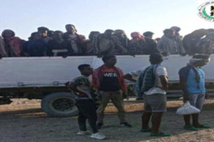 حزام أبين يضبط شاحنتين محملتين بعشرات اللاجئين الأفارقة