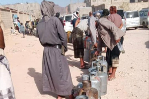 شبوة.. أزمة الغاز المنزلي تتفاقم عقب إغلاق محطات تعبئة المركبات في "عتق"
