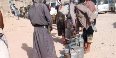 شبوة.. أزمة الغاز المنزلي تتفاقم عقب إغلاق محطات تعبئة المركبات في "عتق"