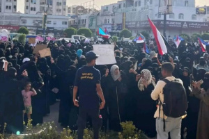 وقفة احتجاجية نسوية في العاصمة عدن تنديدا بانهيار الخدمات