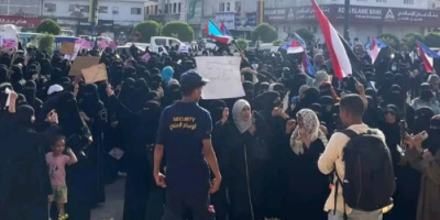وقفة احتجاجية نسوية في العاصمة عدن تنديدا بانهيار الخدمات