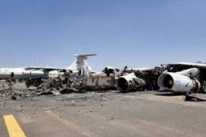 جبايات بالإكراه تحت قصف الطيران... الحوثيون يحوّلون أنقاض مطار صنعاء إلى بوابة ابتزاز جديدة