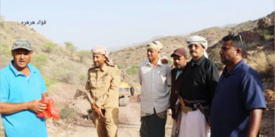 الضالع .. قيادات ومشائخ يزورون طريق سيلة العروس ويطلعون على سير العمل فيها