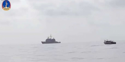 خفر السواحل يضبط مهربي أسلحة في عملية نوعية بالتنسيق مع البحرية الأمريكية