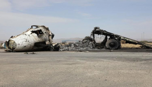 قادة الحوثي يتسابقون لنهب حطام الطائرات المحترقة بمطار صنعاء ويبيعونها خردة