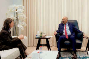 الرئيس الزُبيدي يناقش مع سفيرة فرنسا مستجدات الوضع الإنساني في بلادنا