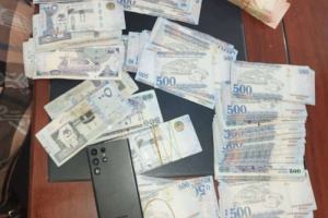 أمن العاصمة عدن يلقي القبض على متهم بسرقة 220 ألف ريال سعودي خلال عملية نوعية خاطفة