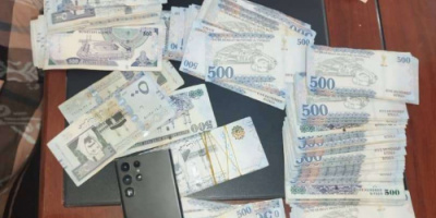 أمن العاصمة عدن يلقي القبض على متهم بسرقة 220 ألف ريال سعودي خلال عملية نوعية خاطفة