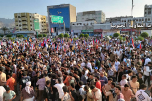 العاصمة عدن .. متظاهرو ساحة العروض ينددون بانهيار الخدمات الأساسية