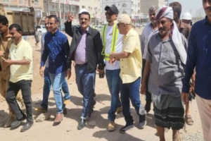 الداؤودي يتفقد مشروع إعادة تأهيل شارع الخمسين ‏في مديرية المنصورة 
