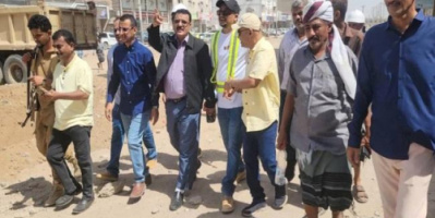 الداؤودي يتفقد مشروع إعادة تأهيل شارع الخمسين ‏في مديرية المنصورة 