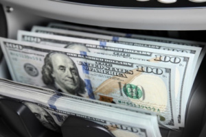 سعر الدولار في العاصمة عدن وحضرموت اليوم الأحد