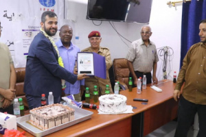 مستشفى محمد بن زايد بالضالع يختتم دورة في التخدير ويكرم الدكتور المصري أحمد سلمان