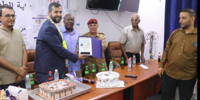 مستشفى محمد بن زايد بالضالع يختتم دورة في التخدير ويكرم الدكتور المصري أحمد سلمان