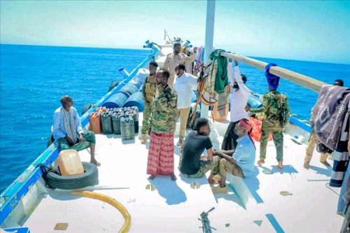 مسلحون صوماليون يحتجزون 27 صياداً حضرمياً ويطالبون بفدية مالية مسلحون صوماليون يحتجزون 27 صياداً حضرمياً ويطالبون بفدية مالية