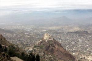 مسلحون يهاجمون منزل تاجر في تعز ويصيبون نجله بجروح خطيرة