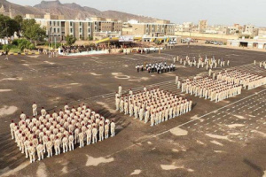 وزير الدفاع يشهد حفل تخرج الدفعة الثالثة جامعيين في الكلية الحربية بالعاصمة عدن