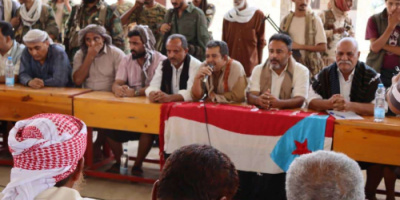 رئيس انتقالي أبين يعقد لقاء موسعاً مع شخصيات سياسية وأمنية واجتماعية ومشايخ لودر
