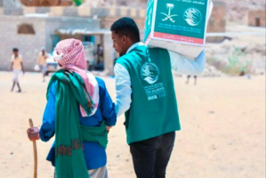 مركز الملك سلمان يوزّع 356 سلة غذائية في مديرية غيل باوزير بحضرموت