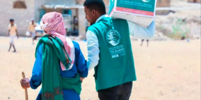 مركز الملك سلمان يوزّع 356 سلة غذائية في مديرية غيل باوزير بحضرموت