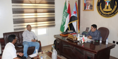 رئيس تنفيذية انتقالي حضرموت يناقش دعم القطاع الصحي مع مدير مكتب وزارة الصحة بالساحل