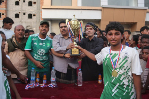 رئيس انتقالي حضرموت يتوج اتفاق روكب بطلاً لدوري أشبال الجنوب النسخة الثانية بالمكلا