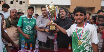 رئيس انتقالي حضرموت يتوج اتفاق روكب بطلاً لدوري أشبال الجنوب النسخة الثانية بالمكلا