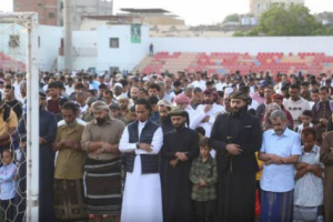 قيادات الانتقالي تؤدي صلاة العيد في ملعب الحبيشي بكريتر
