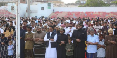 قيادات الانتقالي تؤدي صلاة العيد في ملعب الحبيشي بكريتر