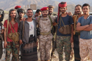 العميد المعكر يُنفذ زيارة عيدية لمواقع القوات الجنوبية في وادي عومران بأبين
