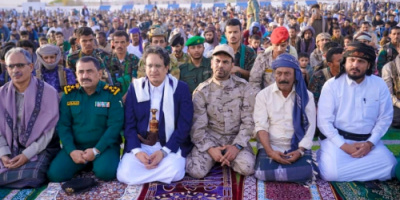 رئيس انتقالي شبوة يؤدي صلاة العيد مع جموع المواطنين ويتفقد مرضى مستشفيات عتق