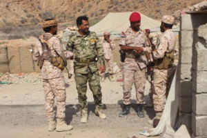قائد اللواء الرابع مشاة ينفذ زيارة عيدية للمواقع العسكرية والنقاط الأمنية في شبوة