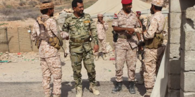 قائد اللواء الرابع مشاة ينفذ زيارة عيدية للمواقع العسكرية والنقاط الأمنية في شبوة