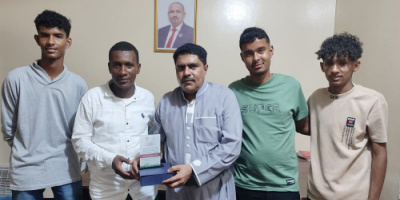 رئيس انتقالي حضرموت يتسلّم درع تكريمي نظير دعمه للشباب والرياضة بالمكلا