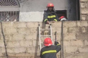 الدفاع المدني بشبوة ينجح في إخماد حريق بشقتين سكنيتين بمدينة عتق