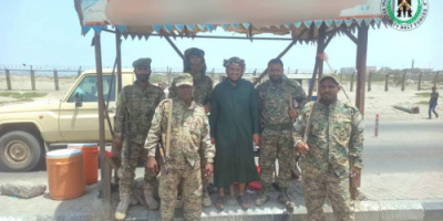 فريق الإرشاد الديني وإذاعة نور عدن يعايدان أبطال الحزام الأمني المرابطين في عدن