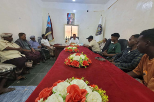 رئيس انتقالي سقطرى يناقش مع طلائع الجنوب ترتيبات المخيم الصيفي بالمحافظة