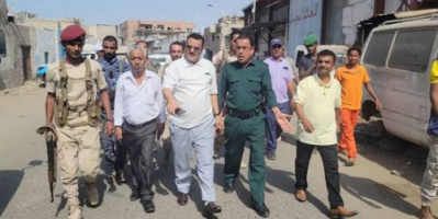 حملة لإزالة السيارات المتهالكة من شوارع الدرين في المنصورة