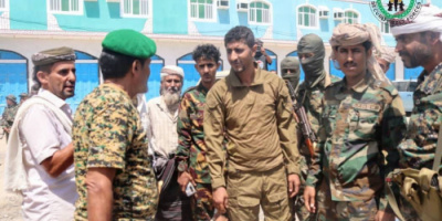 قائد حزام المنطقة الوسطى يزور جبهة ثره ويشيد بصمود المقاومة الجنوبية