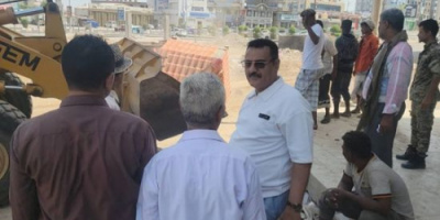رفع المخلفات المتراكمة في شارع التسعين بالمنصورة