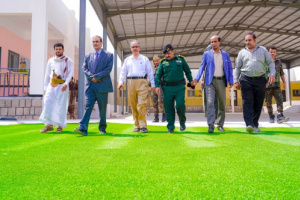 الأمين العام لمحلي شبوة يتفقد مستوى الإنجاز في مشروعي مدرسة الأوائل وروضة الأطفال بمدينة عتق