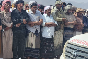 رئيس انتقالي شبوة يشارك في تشييع جثمان الجنديين في قوات دفاع شبوة القاحلي والنسي